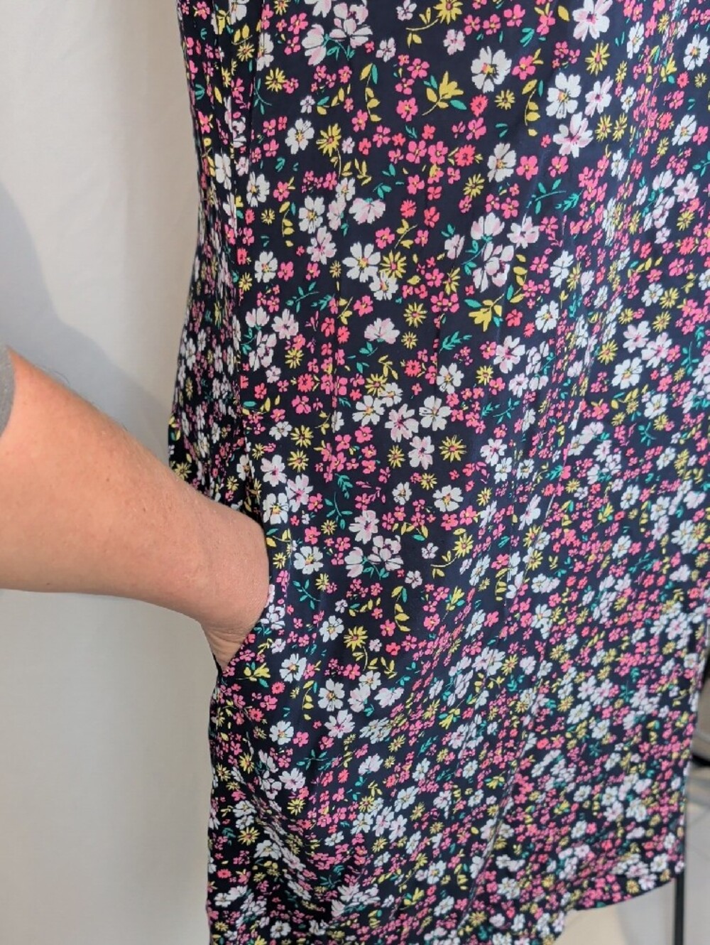 GAP Women's NWT Black Floral Rayon V-Neck Dress with Pockets Size S - Picture 6 of 14